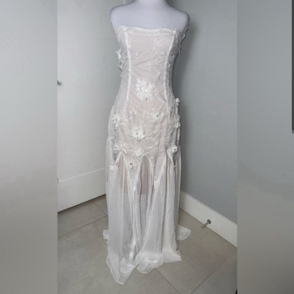 Elliatt Evadne Bridal Gown in Ivory/ Size Small - Picture 3 of 10